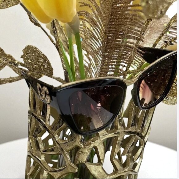 Trendy Black Women’s Oversized Sunglasses with Gradient Lenses and Gold Bridge - Picture 1 of 6